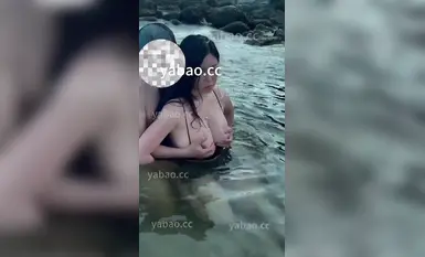 Ang busty TikTok influencer [Li Ya] ay nakitang naglalakad sa dalampasigan pagsapit ng takipsilim at nanghihingi ng mga kostumer; ang kanyang mapang-akit na pag-uugali sa dagat ay lubos na nakakagulat at nakakagambala.