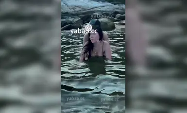 Ang busty TikTok influencer [Li Ya] ay nakitang naglalakad sa dalampasigan pagsapit ng takipsilim at nanghihingi ng mga kostumer; ang kanyang mapang-akit na pag-uugali sa dagat ay lubos na nakakagulat at nakakagambala.