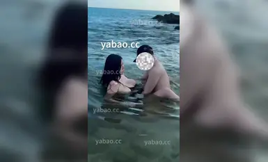 Ang busty TikTok influencer [Li Ya] ay nakitang naglalakad sa dalampasigan pagsapit ng takipsilim at nanghihingi ng mga kostumer; ang kanyang mapang-akit na pag-uugali sa dagat ay lubos na nakakagulat at nakakagambala.