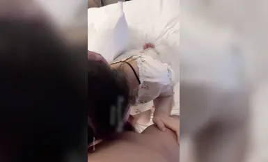 Tôi đã cặp kè với một nữ sinh năm ba xinh đẹp như thần trong kỳ nghỉ hè. Cô ấy thu hút mọi ánh nhìn ở bất cứ nơi nào cô ấy đến. Cô ấy mặc một chiếc sườn xám bằng lụa trắng, nhưng bên dưới lại mặc đồ lót in hình da báo. Thật là một sự tương phản. Tôi đã quan hệ tình dục mãnh liệt với cô ấy trên giường, và mông của cô ấy thực sự rất to. (1)