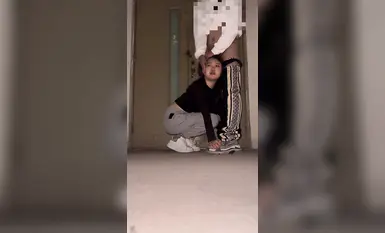 石景山第四位女主，被逼著喝尿女主都哭了，口交達人上線口活已經爐火純青透著窗景下映射出騷母狗，大肉棒用力插進肥美的大屁股