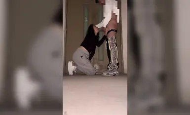 石景山第四位女主，被逼著喝尿女主都哭了，口交達人上線口活已經爐火純青透著窗景下映射出騷母狗，大肉棒用力插進肥美的大屁股