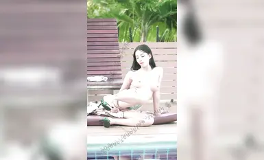 【奶凶大人】春天的戶外露出自慰❤️獨自一人在泳池邊享受性愛帶來的快感_2