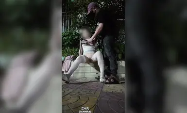 巨乳極品露出御姐【江小凡】戶外露出勾引路人,路人太猴急了。扣的小凡差點痙攣,先幫路人大哥口交,最後跟路人大哥互舔咪咪。