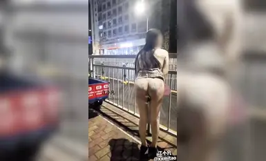 巨乳極品露出御姐【江小凡】早期視頻，屁股上寫滿淫文，戴上乳夾與肛塞。先在去公園的路上露出，後在男廁與兩位做愛