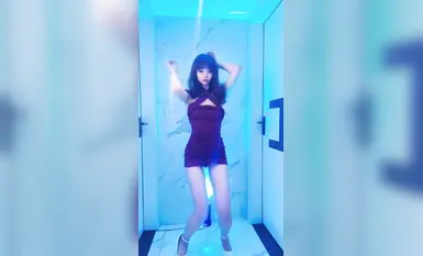 極品嫩妹，舞啪福利姬【貝璃珞】最新露臉作品，燒杯安琪拉的才藝表演，褻玩黑絲包臀女主播 (2)