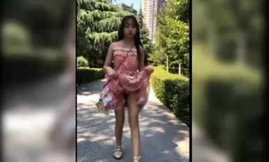 雙馬尾LO娘大街上露出全裸宅舞