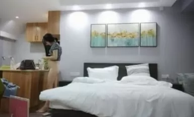 [花の王の帰還]、美しい小さな若い女性、白と優しい、男は本当に思いやりがあり、ピンクのスリッパは、引き継ぐためにイニシアチブを取る、若い女性が破裂して喜んでいる、より多くの水を置くために愛を作る