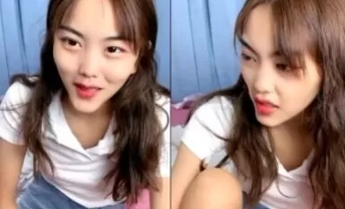 偷情的小少婦跟小哥激情啪啪，口交大雞巴讓小哥吃奶玩逼親小嘴，多體位爆草抽插，享受小哥爆草還給老公打電話