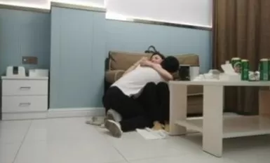 [ラブストーリー】良家の子女顔負けの絶頂期、28歳ホワイトカラー美女、ビールを飲むテーブル、熱戦03