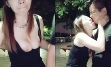 Napakatapang mo sa gabi, upang masiyahan ang kaibigang lobo, inilantad ng batang babae ang kanyang oral sex at dinilaan ang kanyang mga suso sa labas nagpapasigla.