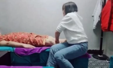 Perantis Viagra, raja yang terbalik, melakukan hubungan seks dengan juruteknik wanita di rumah urut kaki Seorang wanita muda matang berseluar jeans mengangkat kaki.