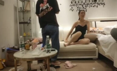 [Saya memandu traktor], seorang kakak yang sangat popular yang kembali ke tempat kejadian, berbual dan makan, mempunyai kaki panjang yang langsing, miang dan memerlukan keselesaan seorang lelaki muda dan kuat.