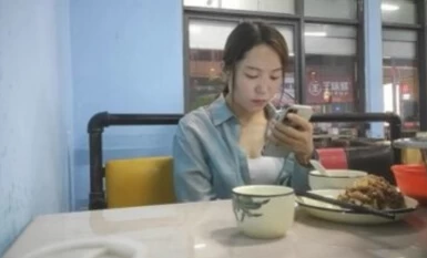 【胖子工作室】再約良家珠寶女，吃完飯帶回飯店操逼，推到強吻扒掉褲子，扛起腿就是爆操，仙丹加持很猛