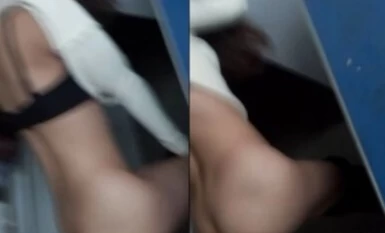 คลังสินค้า Master XS6 ถูกเย็ดจากด้านหลังในโกดัง ภรรยาขายาวที่มีเขาถูกเย็ดจากด้านหลังในช่วงมีประจำเดือนของเธอ กระบวนการทั้งหมดถูกเย็ดจากด้านหลังและเธอนอนอยู่บนผนัง