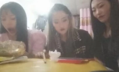 Ang napaka-down-to-earth na Shaanxi street girl na si Tanhua "Cum without condom in this scene" ay may magandang pigura sa itim na palda at medyas sa gabi