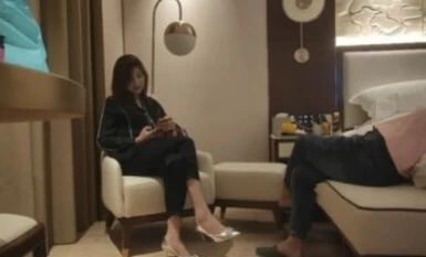 【胖子工作室】173CM長腿禦姐，跪著吸吮舔屌，多毛騷穴埋頭舔，騎乘爆插，姿勢輪換持續輸出