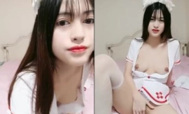 สาวหน้าใหม่สุดฮอตริมฝีปากแดงใหญ่ถูกชายร่างใหญ่สองคนเย็ดในเซ็กส์หมู่สามคน โดยสวมถุงน่องสีขาวและกางเกงจีสตริง ยกบั้นท้ายเพื่อดูหีของเธอ เลียไก่สองตัวตามลำดับ ขี่ขึ้นลง เย็ดเธอขึ้นและ ลงไปด้วยกันและทำให้เธอรู้สึกสบายใจกับเครื่องตอกเสาเข็ม