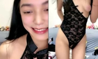 Tidakkah anda melihat dengan jelas dewi jernih yang melakukan hubungan seks untuk kali pertama - Qiqi tunggu sebentar. Saya berasa sangat malu. Sambil menggosok pukinya, dia tersenyum malu