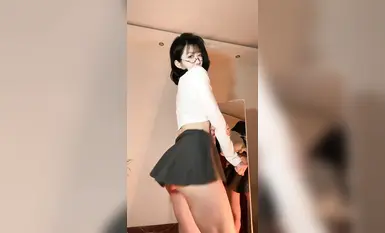 [Ziyue], người có ảnh hưởng trong giới Kuaishou và là giáo viên dạy nhảy, rất giỏi trong việc nhảy những điệu nhảy được thiết kế riêng với giá cao, để lộ lông mu và hơi lộ âm đạo (18).