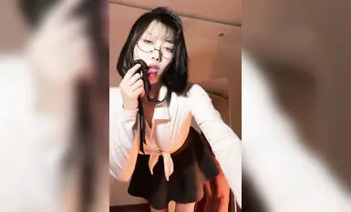 [Ziyue], người có ảnh hưởng trong giới Kuaishou và là giáo viên dạy nhảy, rất giỏi trong việc nhảy những điệu nhảy được thiết kế riêng với giá cao, để lộ lông mu và hơi lộ âm đạo (18).