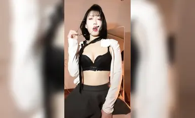 [Ziyue], người có ảnh hưởng trong giới Kuaishou và là giáo viên dạy nhảy, rất giỏi trong việc nhảy những điệu nhảy được thiết kế riêng với giá cao, để lộ lông mu và hơi lộ âm đạo (18).