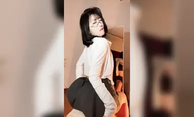 [Ziyue], người có ảnh hưởng trong giới Kuaishou và là giáo viên dạy nhảy, rất giỏi trong việc nhảy những điệu nhảy được thiết kế riêng với giá cao, để lộ lông mu và hơi lộ âm đạo (18).