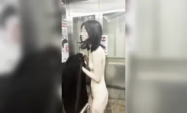 網紅高顏值美少女團隊【西萌工作室】極品在校女大學生【瀨瀨】新發布 白天夜晚 游樂場 電梯間露出，還是帶上眼鏡騷 (4)