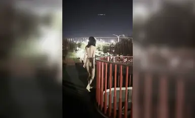 網紅高顏值美少女團隊【西萌工作室】極品在校女大學生【瀨瀨】新發布 白天夜晚 游樂場 電梯間露出，還是帶上眼鏡騷 (5)