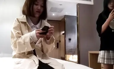 2選1的時候，最終拿下短發極品妹子，鏡頭前口交舔弄，雙腿肩上扛猛操太厲害了妹子被操受不了