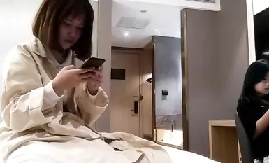 2選1的時候，最終拿下短發極品妹子，鏡頭前口交舔弄，雙腿肩上扛猛操太厲害了妹子被操受不了