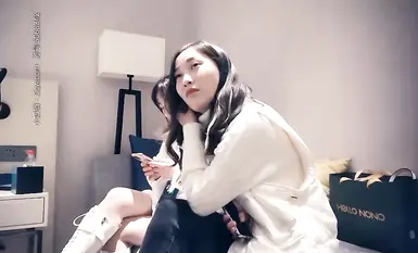 2選1，太年輕不敢約，要了個高顏值魅惑超模啪啪，沙發上搞兩炮騎坐側入猛操