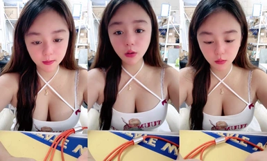 【快遞小妹】，顏值巨奶，快遞站人來人往，塞跳蛋上班，受不了手淫潮噴，超刺激