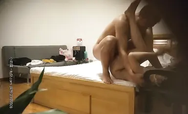 大奶少婦三人行，愛好多男一起玩，被兩根大肉棒前後夾擊，嘴口逼插，連續輪流輸出，奶子嘩嘩