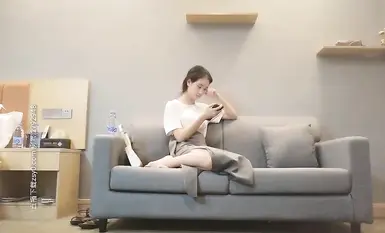 Một cô gái trẻ, trong sáng và ngây thơ, một người phụ nữ xinh đẹp trong chiếc váy dài, đang thực hiện những cử chỉ âu yếm, vuốt ve, tán tỉnh, quan hệ tình dục bằng miệng kiểu 69 và làm tình nồng nhiệt trên ghế sofa.