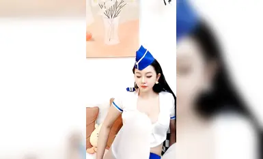 極品御姐的制服誘惑，全程露臉空姐白絲裝扮，跟狼友撩騷互動，揉奶玩逼特寫展示，淫聲盪語不斷