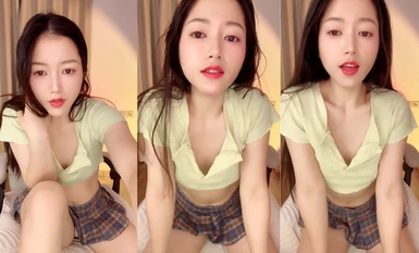 比較有韻味的極品少婦，膚白貌美有氣質，全程露臉跟狼友互動發騷精彩又刺激，奶子比心誘惑，逼里塞跳蛋自慰