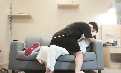 白衣顏值美女，有一見鍾情的感覺，坐在身上捏奶子，口交舔屌活不錯，上位騎乘打樁抽插猛操,