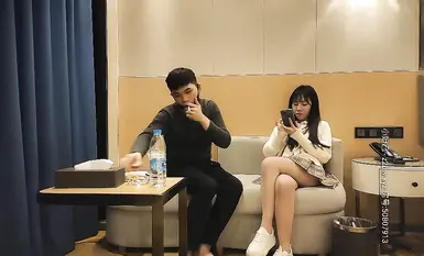 素颜清纯美女，顶美之一，沙发调情做爱，舔屌吸吮口活很棒，肥穴骑乘自己动