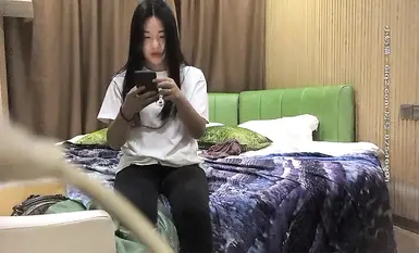 約了個白衣少婦啪啪，她也很想要了，舔奶69摸逼口交上位騎坐抬腿側入抽插猛操，操得太快了沒個好臉色