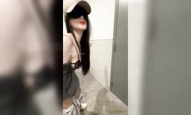 FansOneFortuneCutie餅干姐姐fortunecutie公廁肉便器_隨地大小操!_外面人來人往，裡面被干到噴水失聲