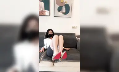 抖音泄密，極品高跟長腿御姐【大栗愛吃毛栗子的佩奇】定製福利，三點全露挑逗誘惑 (2)