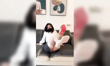 抖音泄密，極品高跟長腿御姐【大栗愛吃毛栗子的佩奇】定製福利，三點全露挑逗誘惑 (2)