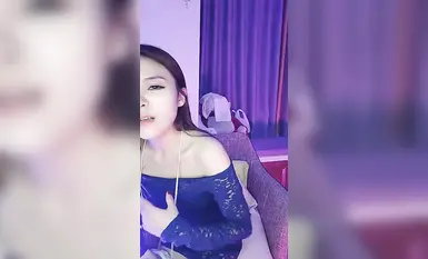 推荐骚逼辣妈【苏小妍】大尺度掰逼诱惑，道具自慰高潮喷尿，被胖子小鸡吧干到很无语，口活干炮一条龙(10)