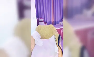 推薦 騷逼辣媽【蘇小妍】大尺度掰逼誘惑，道具自慰高潮噴尿，被胖子小雞吧干到很無語，口活干炮一條龍 (17)