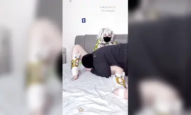 The pink-clad cosplay girl 'Xing Shisan' has a really great little butt. She sits on top of her own penis and sways back and forth. Her jade-like body is so tender that it makes your bones feel numb. (2)