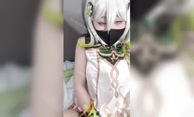 The pink-clad cosplay girl 'Xing Shisan' has a really great little butt. She sits on top of her own penis and sways back and forth. Her jade-like body is so tender that it makes your bones feel numb. (2)