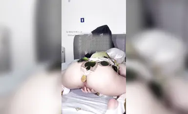 The pink-clad cosplay girl 'Xing Shisan' has a really great little butt. She sits on top of her own penis and sways back and forth. Her jade-like body is so tender that it makes your bones feel numb. (2)