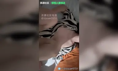 约炮大神长沙纹身哥《真实老师偷情》soul上认识的真实讲台老师，一边吃鸡巴一边用手机勾搭男人聊天！下了课的老师到底有所骚