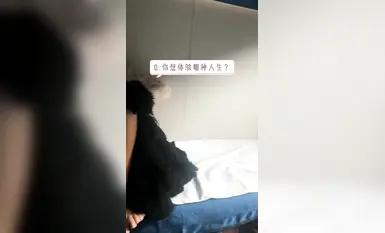 追求刺激的淫妻，回家过年坐在火车卧铺玩紫薇露出